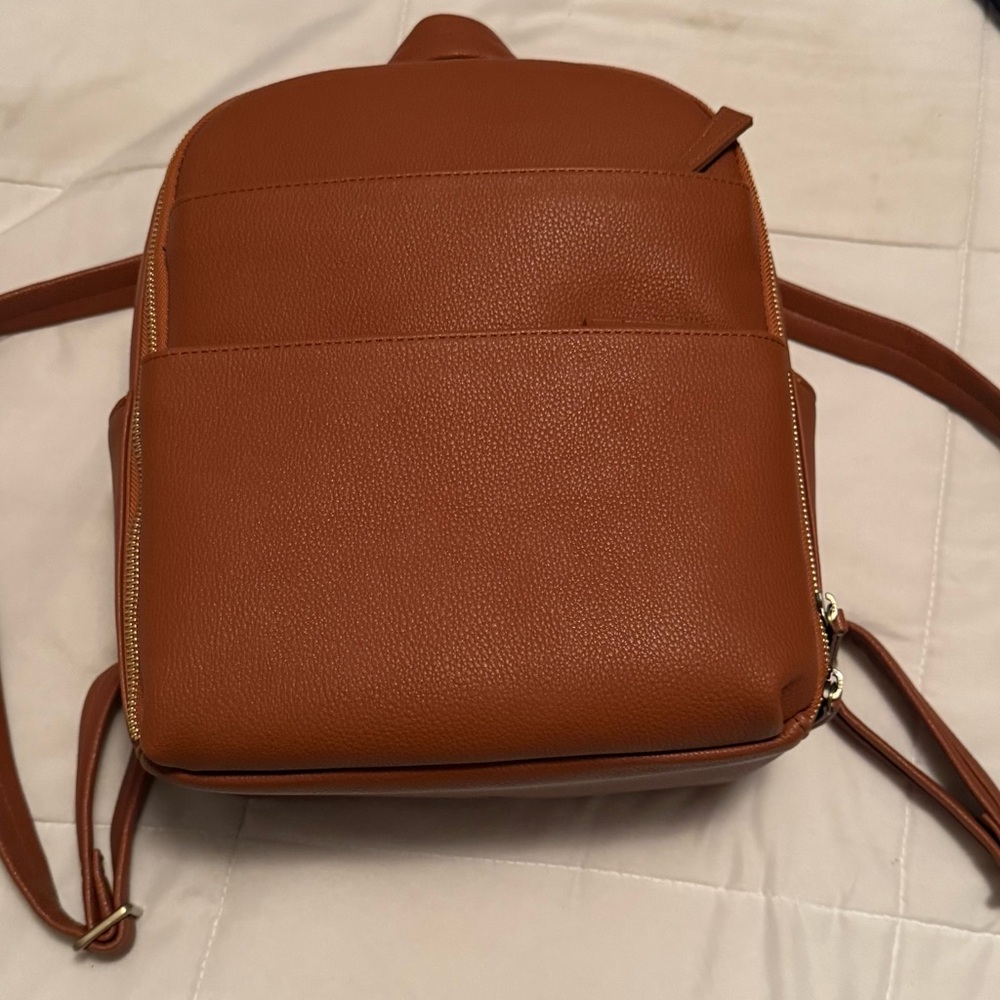 NWOT Kamrette Mina Camera Backpack in Tan Leather with Adjustable Straps